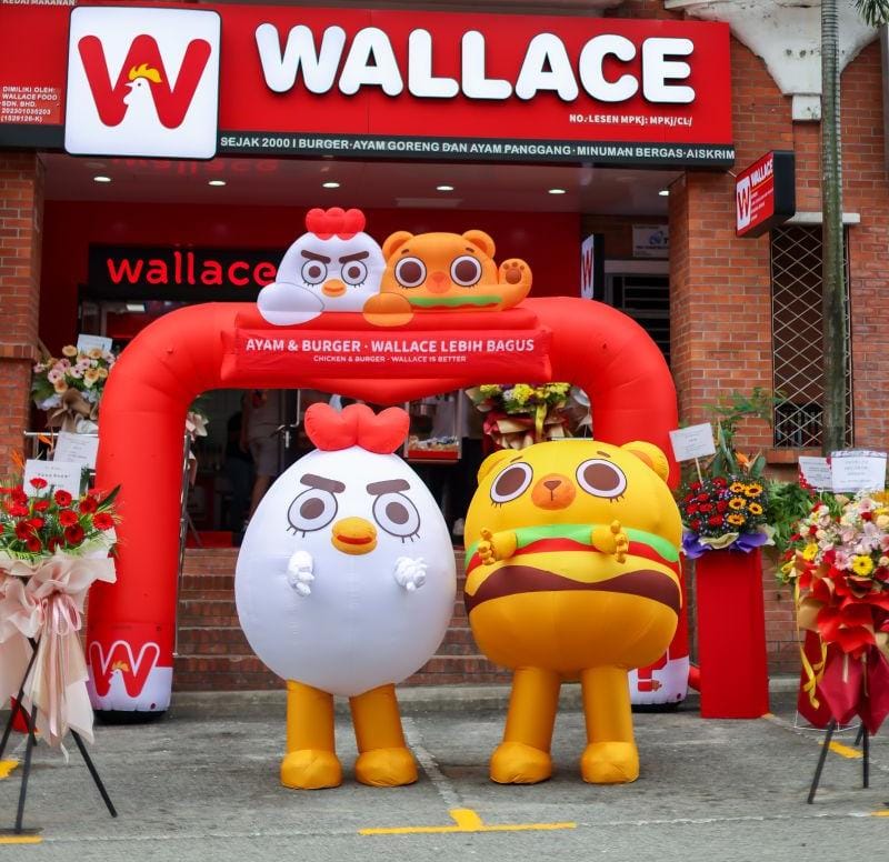 Mascottes Wallace devant un restaurant Wallace